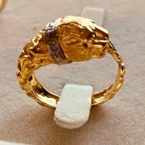 18K Gold & Diamond Lion Ring - Picture 3 of 9